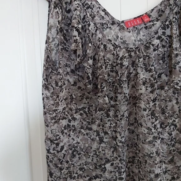 *NEW*ELLE RUFFLED SLEEVELESS  BLOUSE/B4 - Picture 2 of 5